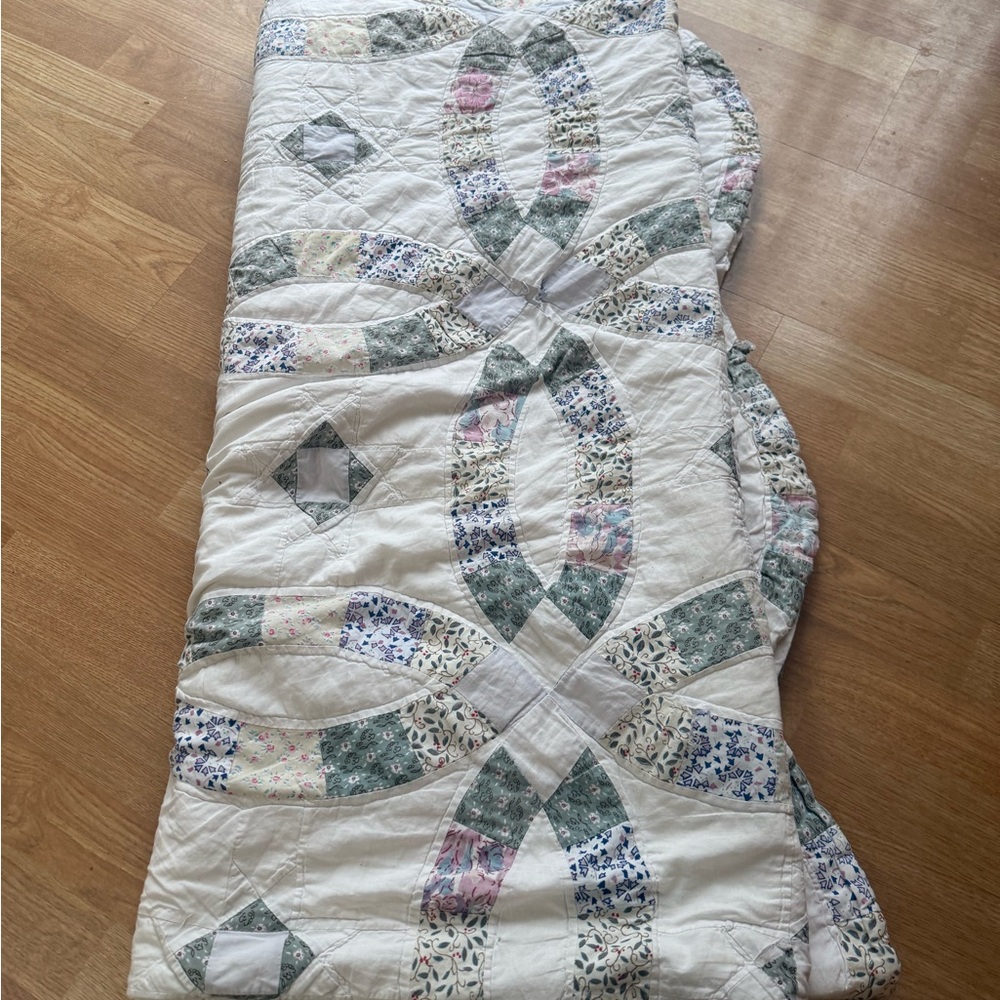 80x80 Gorgeous Vintage Double Wedding Ring Quilt - Needs Repair/Has a Few Stains - Picture 6 of 8
